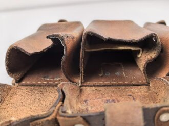 1.Weltkrieg Patronentasche. getragenes Stück,  datiert 1916.. In die Reichswehr 1921 übernommen, bei der Gelegenheit die Kanten vorne verstärkt sowie zusätzliche Nieten angebracht