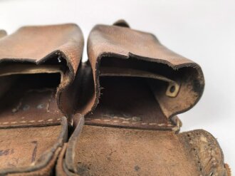 1.Weltkrieg Patronentasche. getragenes Stück,  datiert 1916.. In die Reichswehr 1921 übernommen, bei der Gelegenheit die Kanten vorne verstärkt sowie zusätzliche Nieten angebracht