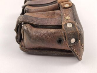 1.Weltkrieg Patronentasche. getragenes Stück,  datiert 1916.. In die Reichswehr 1921 übernommen, bei der Gelegenheit die Kanten vorne verstärkt sowie zusätzliche Nieten angebracht