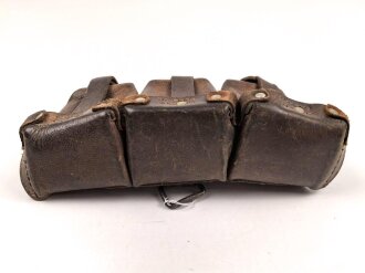 1.Weltkrieg Patronentasche. getragenes Stück,  datiert 1916.. In die Reichswehr 1921 übernommen, bei der Gelegenheit die Kanten vorne verstärkt sowie zusätzliche Nieten angebracht