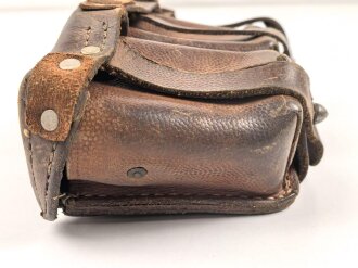 1.Weltkrieg Patronentasche. getragenes Stück,  datiert 1916.. In die Reichswehr 1921 übernommen, bei der Gelegenheit die Kanten vorne verstärkt sowie zusätzliche Nieten angebracht