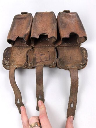 1.Weltkrieg Patronentasche. getragenes Stück,  datiert 1916.. In die Reichswehr 1921 übernommen, bei der Gelegenheit die Kanten vorne verstärkt sowie zusätzliche Nieten angebracht