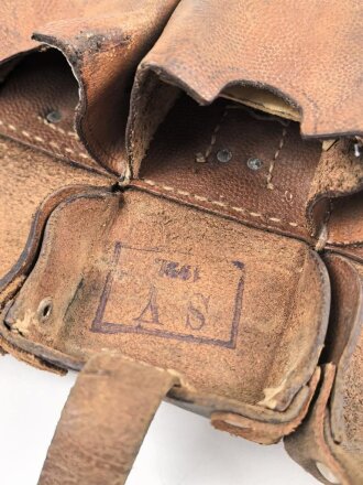 1.Weltkrieg Patronentasche. getragenes Stück,  datiert 1916.. In die Reichswehr 1921 übernommen, bei der Gelegenheit die Kanten vorne verstärkt sowie zusätzliche Nieten angebracht