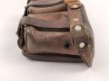1.Weltkrieg Patronentasche. getragenes Stück,  datiert 1916.. In die Reichswehr 1921 übernommen, bei der Gelegenheit die Kanten vorne verstärkt sowie zusätzliche Nieten angebracht