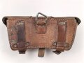 1.Weltkrieg Patronentasche. getragenes Stück,  datiert 1916.. In die Reichswehr 1921 übernommen, bei der Gelegenheit die Kanten vorne verstärkt sowie zusätzliche Nieten angebracht