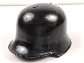 Stahlhelm Feuerwehr, vermutlich aus den 1930iger Jahren . Originallack, Embleme sauber entfernt, Kinnriemen einseitig abgerissen