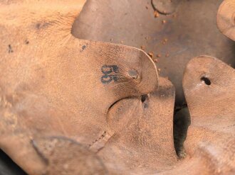 Stahlhelm Feuerwehr, vermutlich aus den 1930iger Jahren . Originallack, Embleme sauber entfernt, Kinnriemen einseitig abgerissen