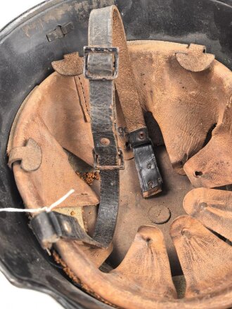 Stahlhelm Feuerwehr, vermutlich aus den 1930iger Jahren . Originallack, Embleme sauber entfernt, Kinnriemen einseitig abgerissen