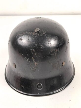 Stahlhelm Feuerwehr, vermutlich aus den 1930iger Jahren . Originallack, Embleme sauber entfernt, Kinnriemen einseitig abgerissen
