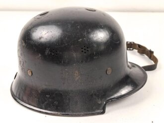 Stahlhelm Feuerwehr, vermutlich aus den 1930iger Jahren . Originallack, Embleme sauber entfernt, Kinnriemen einseitig abgerissen