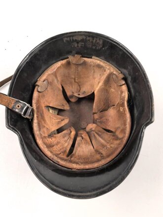 Stahlhelm Feuerwehr, vermutlich aus den 1930iger Jahren . Originallack, Embleme sauber entfernt, Kinnriemen einseitig abgerissen