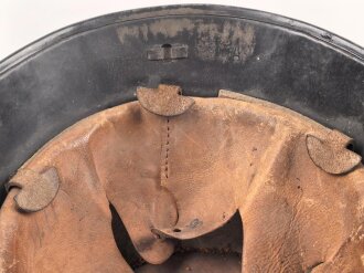 Stahlhelm Feuerwehr, vermutlich aus den 1930iger Jahren . Originallack, Embleme sauber entfernt, Kinnriemen einseitig abgerissen