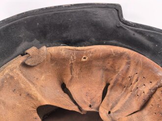 Stahlhelm Feuerwehr, vermutlich aus den 1930iger Jahren . Originallack, Embleme sauber entfernt, Kinnriemen einseitig abgerissen