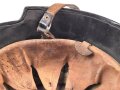 Stahlhelm Feuerwehr, vermutlich aus den 1930iger Jahren . Originallack, Embleme sauber entfernt, Kinnriemen einseitig abgerissen