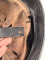 Stahlhelm Feuerwehr, vermutlich aus den 1930iger Jahren . Originallack, Embleme sauber entfernt, Kinnriemen einseitig abgerissen