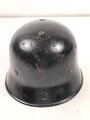 Stahlhelm Feuerwehr, vermutlich aus den 1930iger Jahren . Originallack, Embleme sauber entfernt, Kinnriemen einseitig abgerissen