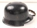Stahlhelm Feuerwehr, vermutlich aus den 1930iger Jahren . Originallack, Embleme sauber entfernt, Kinnriemen einseitig abgerissen