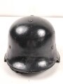 Stahlhelm Feuerwehr, vermutlich aus den 1930iger Jahren . Originallack, Embleme sauber entfernt, Kinnriemen einseitig abgerissen
