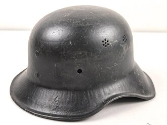 Stahlhelmglocke Luftschutz, einteiliges Modell, keinerlei Stempel erkennbar, schwarz überlackiertes Stück