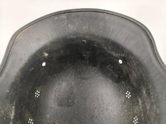 Stahlhelmglocke Luftschutz, einteiliges Modell, keinerlei Stempel erkennbar, schwarz überlackiertes Stück