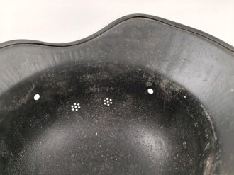 Stahlhelmglocke Luftschutz, einteiliges Modell, keinerlei Stempel erkennbar, schwarz überlackiertes Stück