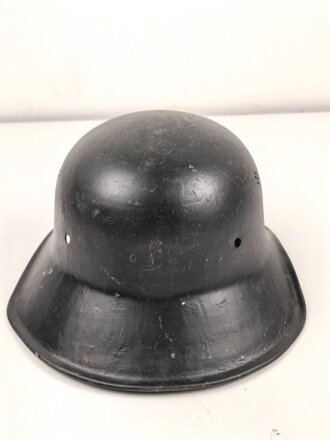 Stahlhelmglocke Luftschutz, einteiliges Modell, keinerlei Stempel erkennbar, schwarz überlackiertes Stück