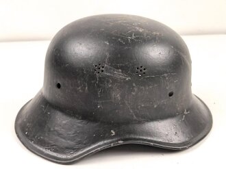Stahlhelmglocke Luftschutz, einteiliges Modell, keinerlei Stempel erkennbar, schwarz überlackiertes Stück