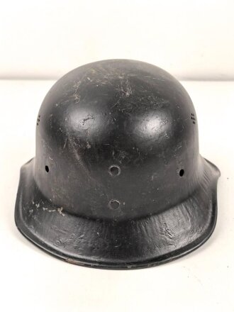 Stahlhelmglocke Luftschutz, einteiliges Modell, keinerlei Stempel erkennbar, schwarz überlackiertes Stück