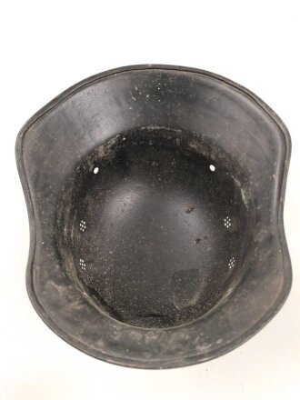Stahlhelmglocke Luftschutz, einteiliges Modell, keinerlei Stempel erkennbar, schwarz überlackiertes Stück