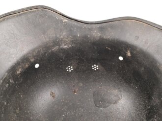 Stahlhelmglocke Luftschutz, einteiliges Modell, keinerlei Stempel erkennbar, schwarz überlackiertes Stück