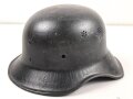 Stahlhelmglocke Luftschutz, einteiliges Modell, keinerlei Stempel erkennbar, schwarz überlackiertes Stück