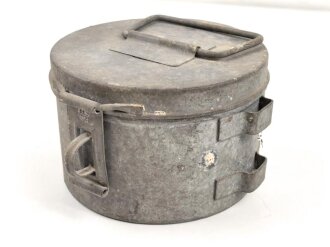 Behälter für Wagenfett Wehrmacht, Hängt unter dem Wagen für Achsschmiere. Der Stempel dubios