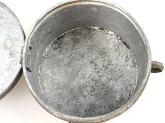 Behälter für Wagenfett Wehrmacht, Hängt unter dem Wagen für Achsschmiere. Der Stempel dubios