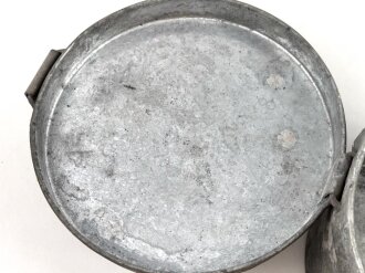 Behälter für Wagenfett Wehrmacht, Hängt unter dem Wagen für Achsschmiere. Der Stempel dubios