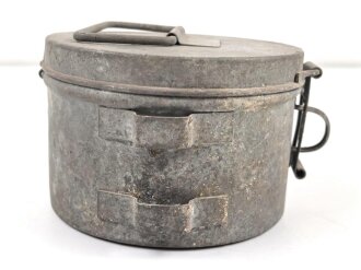 Behälter für Wagenfett Wehrmacht, Hängt unter dem Wagen für Achsschmiere. Der Stempel dubios