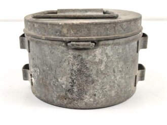 Behälter für Wagenfett Wehrmacht, Hängt unter dem Wagen für Achsschmiere. Der Stempel dubios