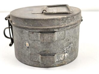 Behälter für Wagenfett Wehrmacht, Hängt unter dem Wagen für Achsschmiere. Der Stempel dubios