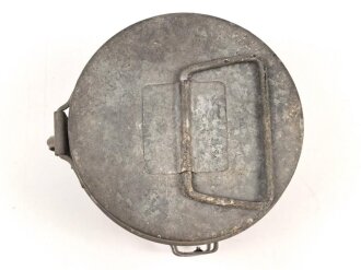 Behälter für Wagenfett Wehrmacht, Hängt unter dem Wagen für Achsschmiere. Der Stempel dubios