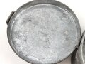 Behälter für Wagenfett Wehrmacht, Hängt unter dem Wagen für Achsschmiere. Der Stempel dubios