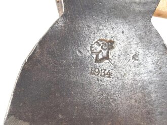 Klauenbeil für Pioniere der Wehrmacht. Gereinigt, Stiel neuzeitlich ergänzt, datiert 1934