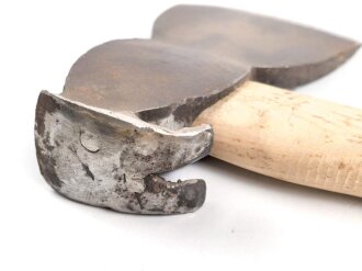 Klauenbeil für Pioniere der Wehrmacht. Gereinigt, Stiel neuzeitlich ergänzt, datiert 1934