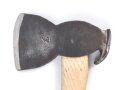 Klauenbeil für Pioniere der Wehrmacht. Gereinigt, Stiel neuzeitlich ergänzt, datiert 1934
