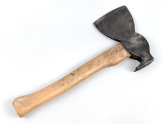 Klauenbeil für Pioniere der Wehrmacht. Gereinigt, Stiel neuzeitlich ergänzt, datiert 1939