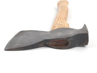 Klauenbeil für Pioniere der Wehrmacht. Gereinigt, Stiel neuzeitlich ergänzt, datiert 1939
