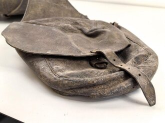 Paar lederne Satteltaschen für berittene, angetrocknet, Hersteller "ADMIS"