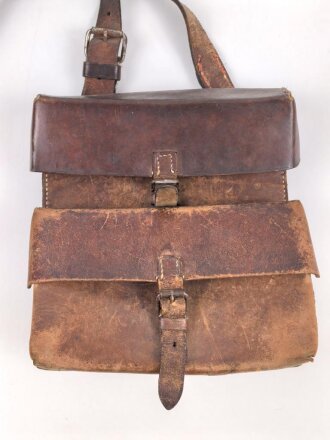 Lederne Tasche mit zwei Fächern, an Trageriemen. Maße 22 x 24cm