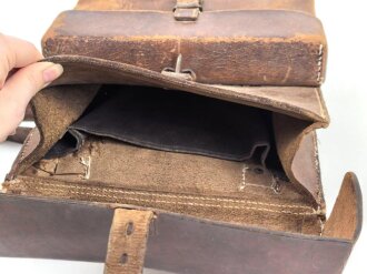 Lederne Tasche mit zwei Fächern, an Trageeriemen. Maße 22 x 24cm