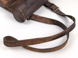 Lederne Tasche mit zwei Fächern, an Trageeriemen. Maße 22 x 24cm