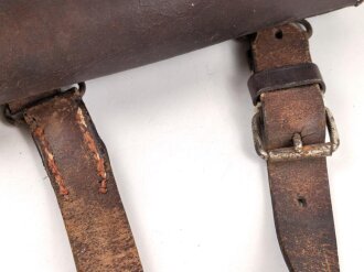 Lederne Tasche mit zwei Fächern, an Trageeriemen. Maße 22 x 24cm