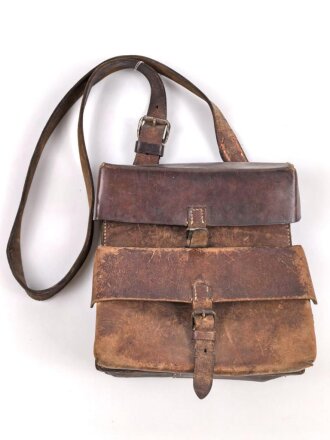 Lederne Tasche mit zwei Fächern, an Trageeriemen. Maße 22 x 24cm